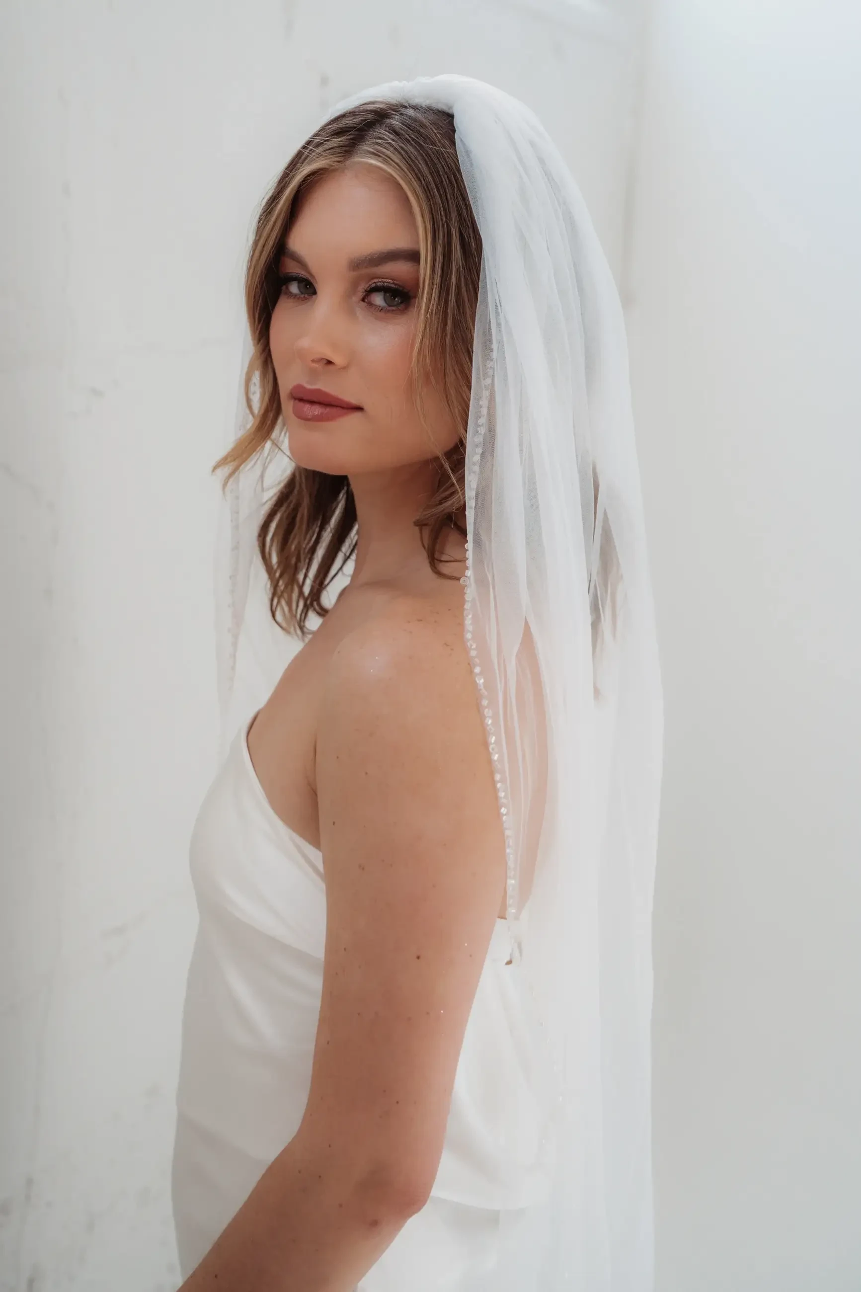Accessorizing Your Look: Selecting Veils and Jewelry for a 2026 Wedding. Desktop Image